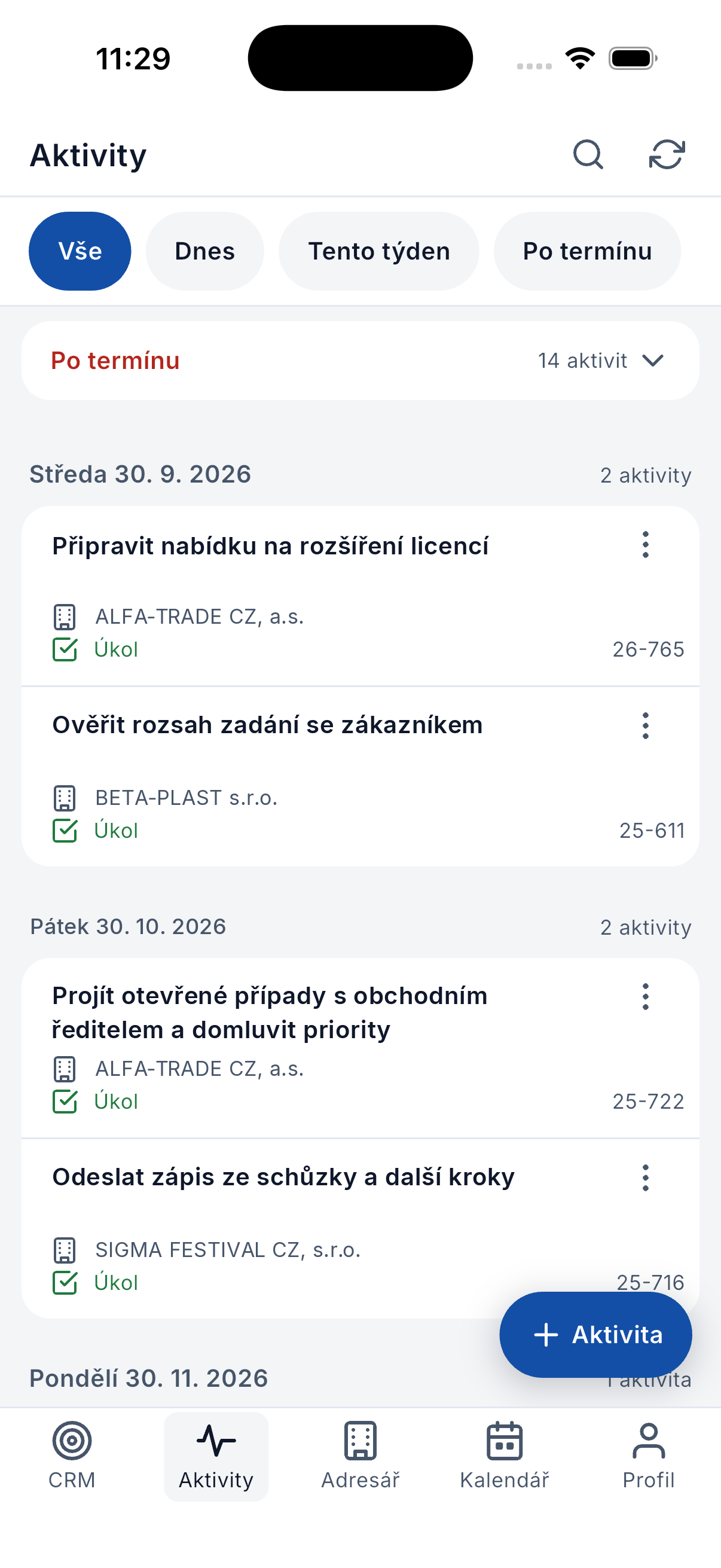 Seznam aktivit obchodníka v mobilní aplikaci ADAPTY CRM — úkoly seskupené po dnech, u každého firma, typ a číslo požadavku.