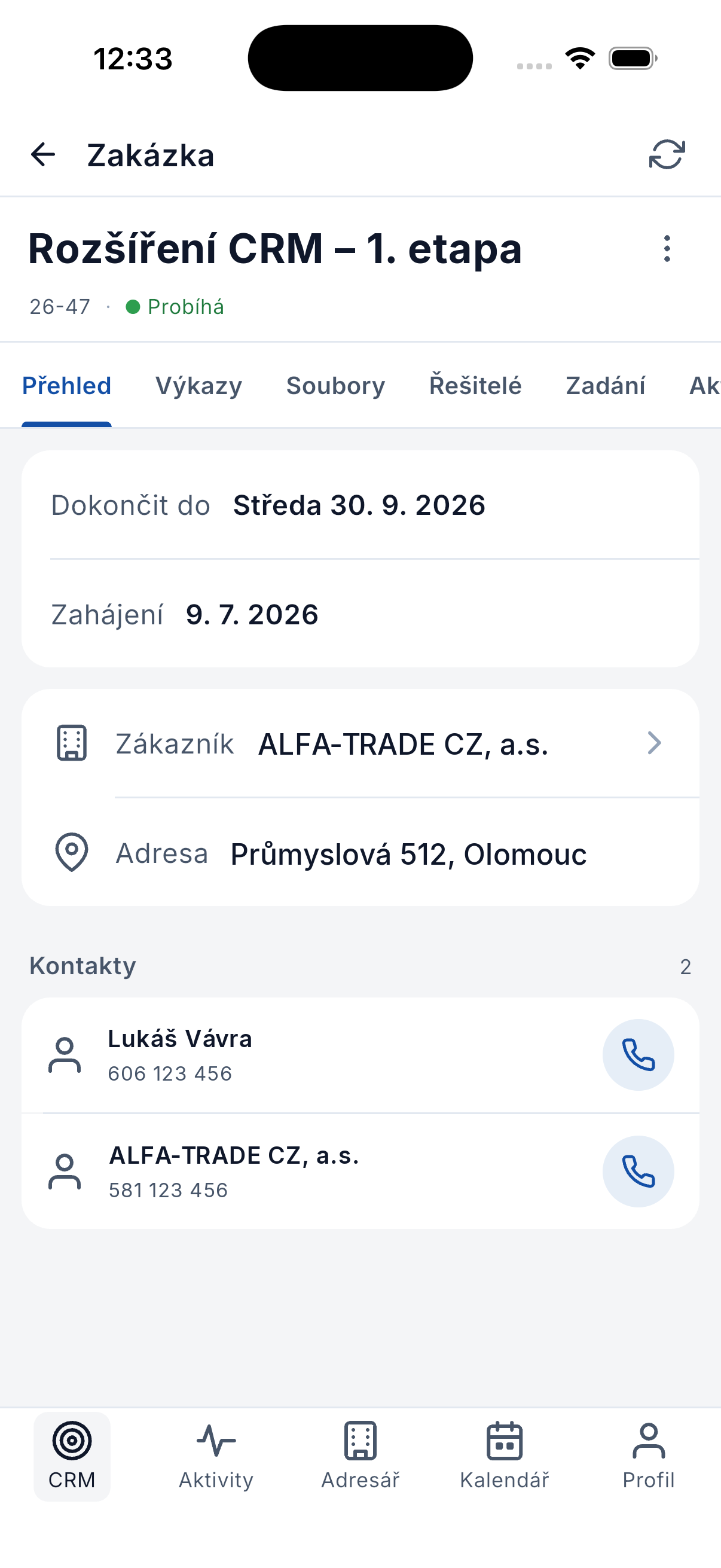 Detail zakázky v mobilu se stavem, termínem, zákazníkem a kontakty