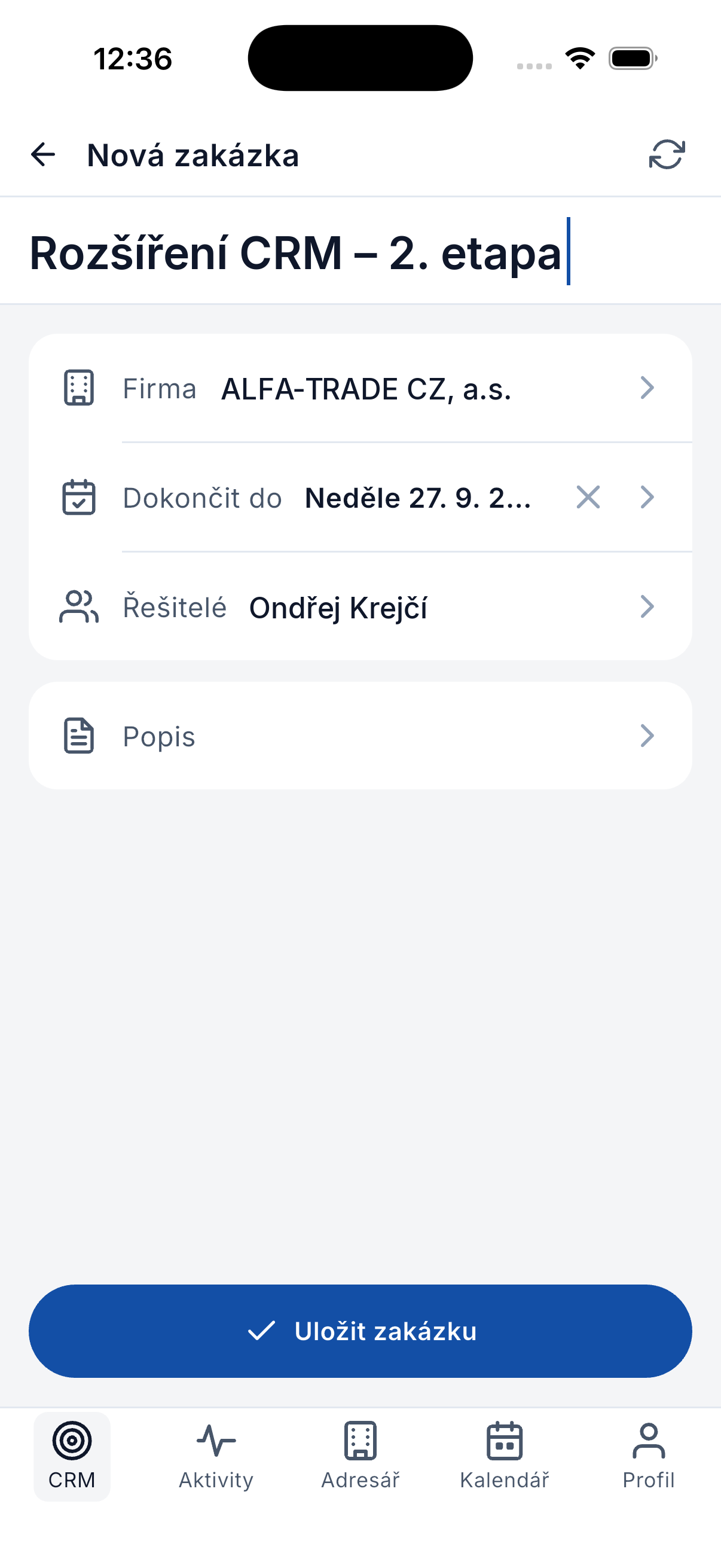 Formulář nové zakázky v mobilu s firmou, termínem, řešiteli a popisem