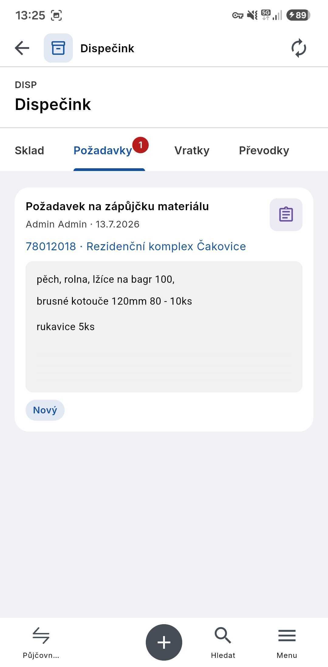 Záložka Požadavky na dispečinku — karta požadavku na zápůjčku materiálu se stavbou, textem požadavku a stavem Nový