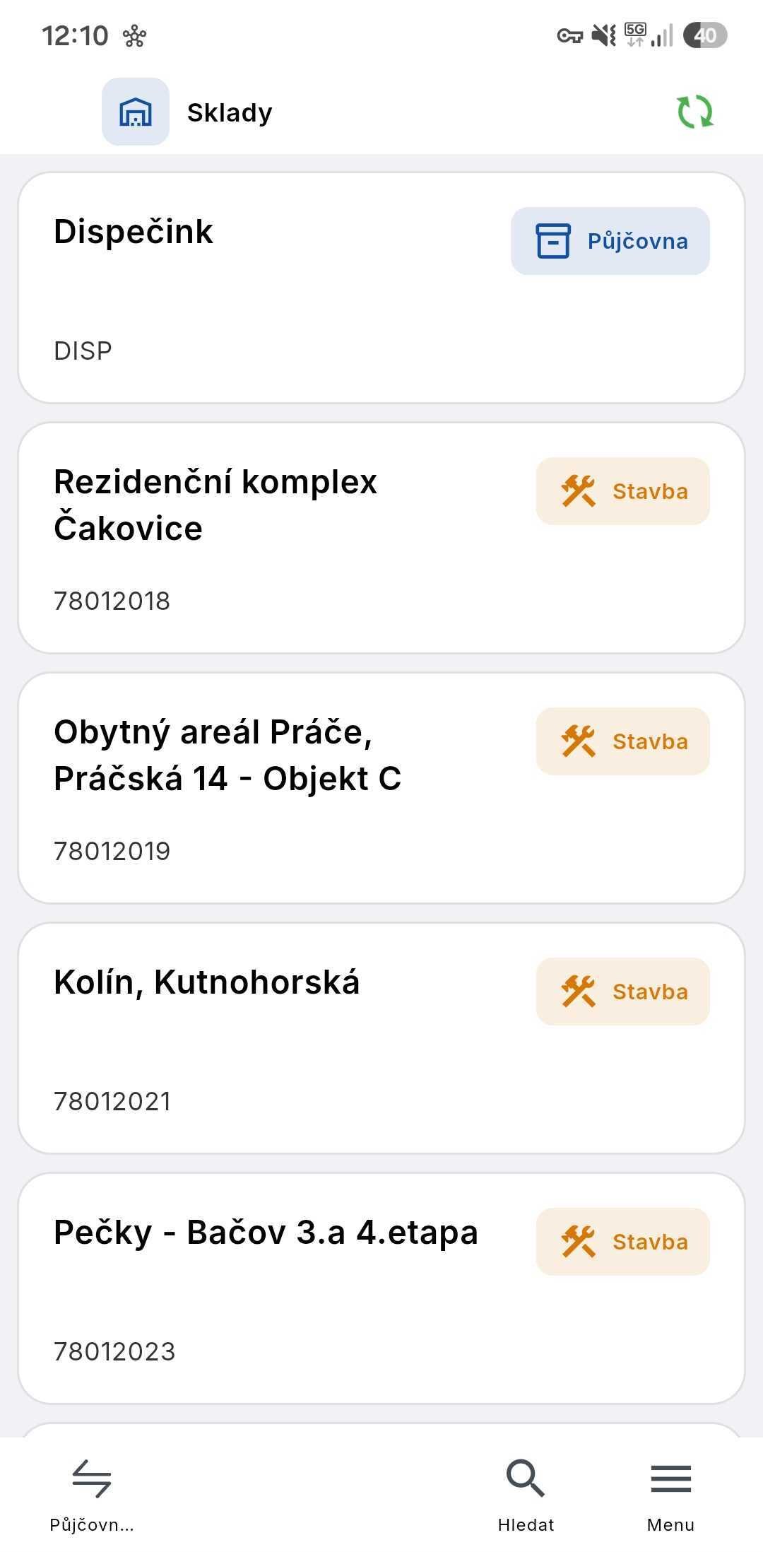 Rozcestník skladů v ADAPTY Půjčovna — nahoře Dispečink označený jako Půjčovna, pod ním jednotlivé stavby s čísly zakázek