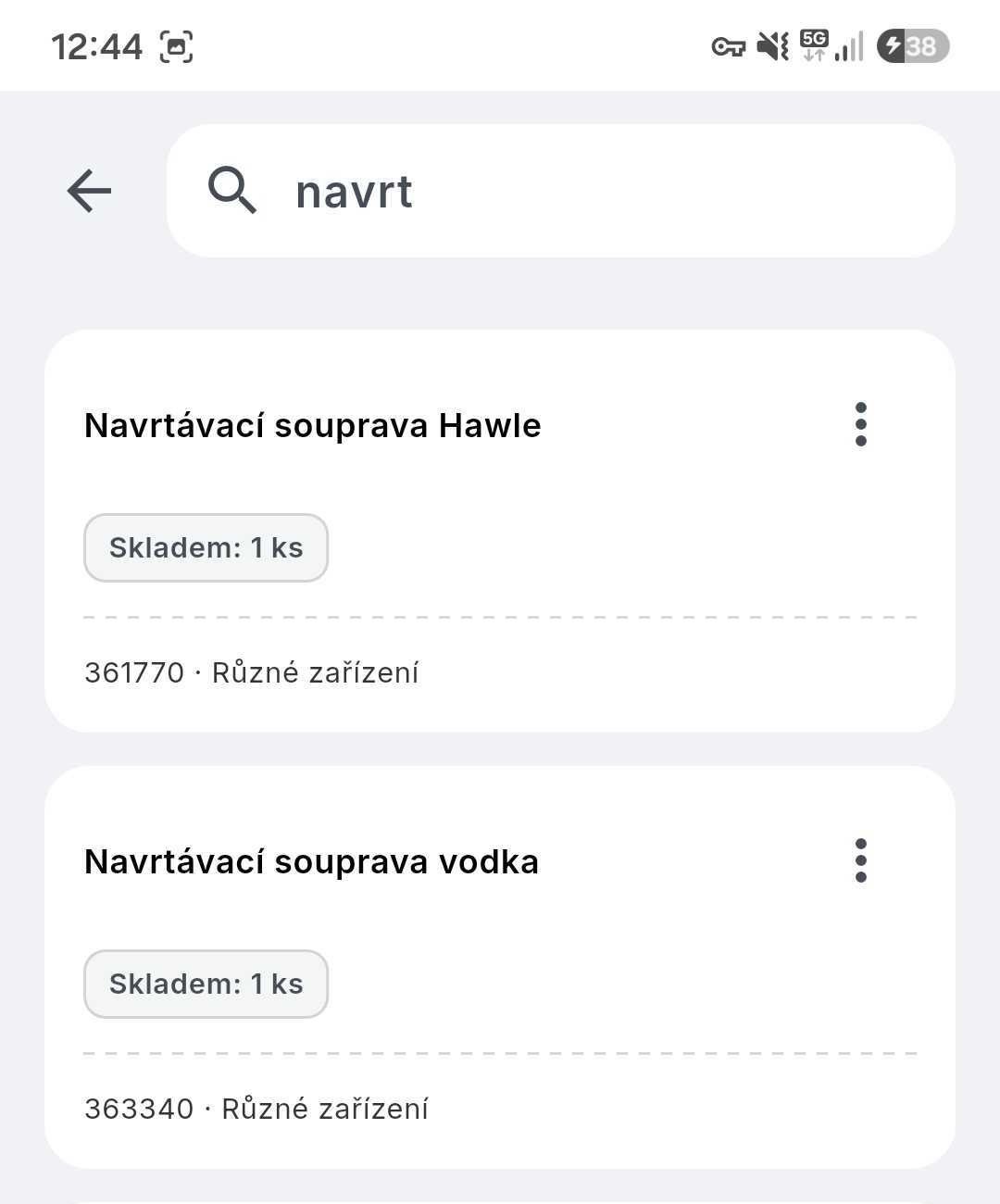 Fulltextové vyhledávání ve skladu — hledaný výraz a nalezené položky s dostupností a inventárním číslem