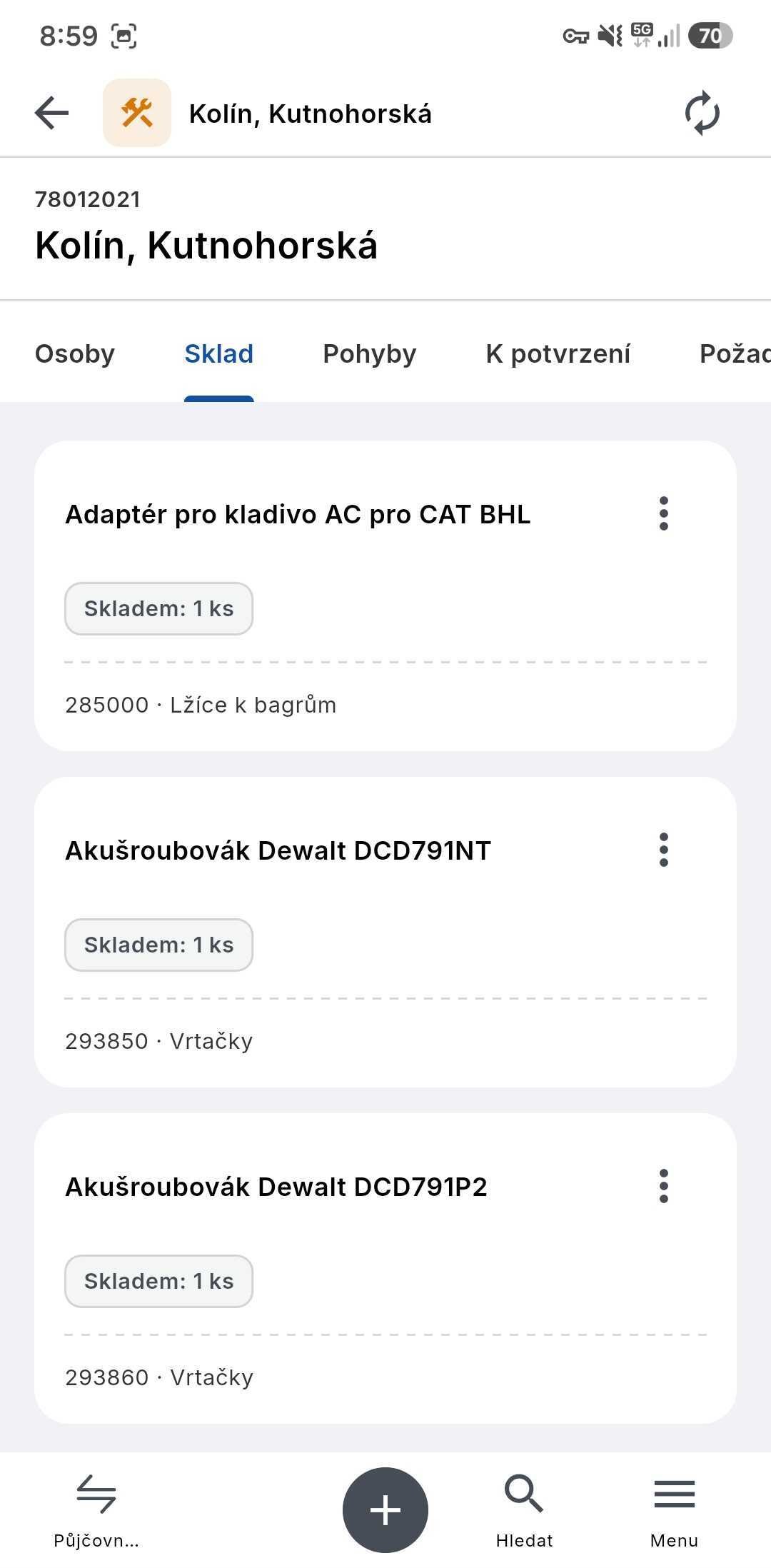 Záložka Sklad na stavbě — karty strojů s dostupným množstvím, inventárním číslem a kategorií