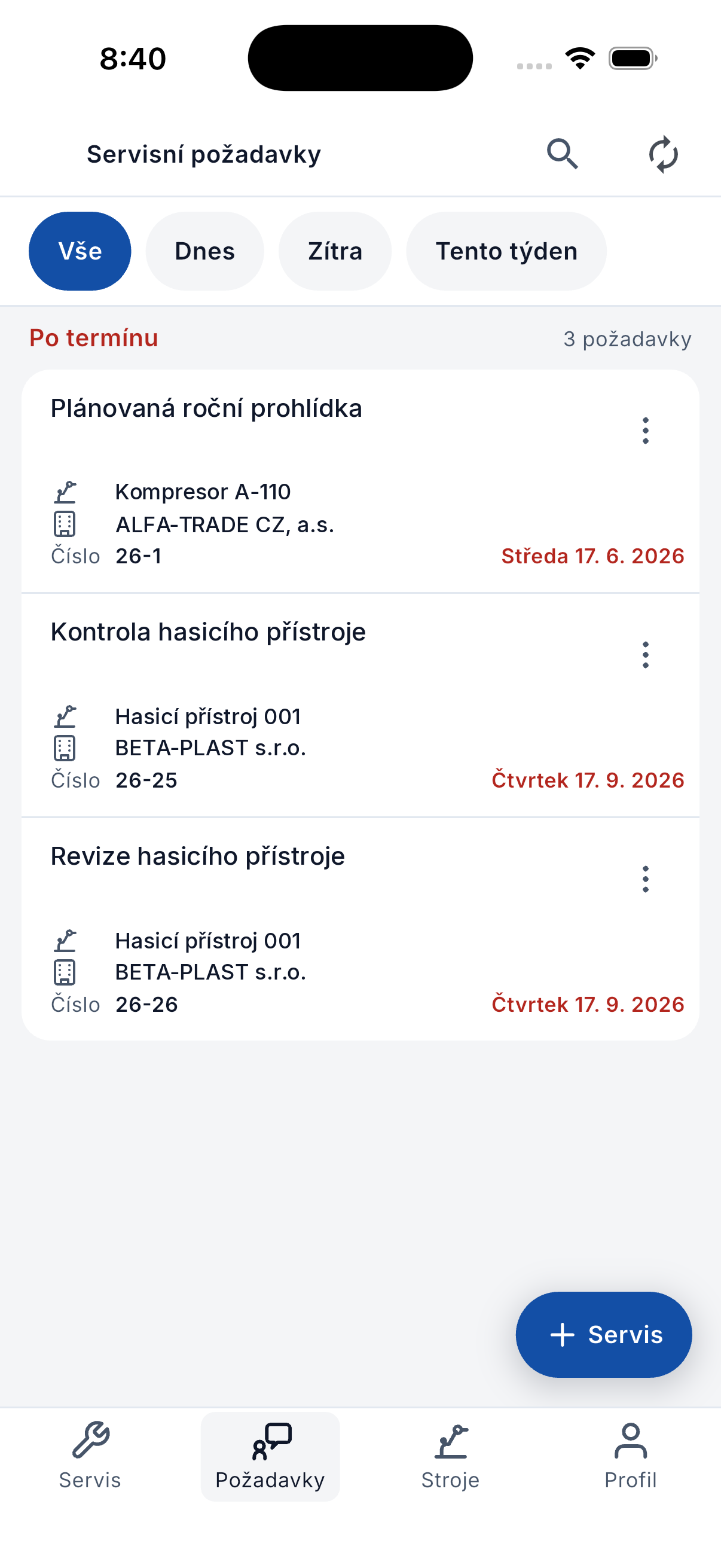 Seznam servisních požadavků v mobilní aplikaci ADAPTY s filtry termínů, zařízením a firmou.