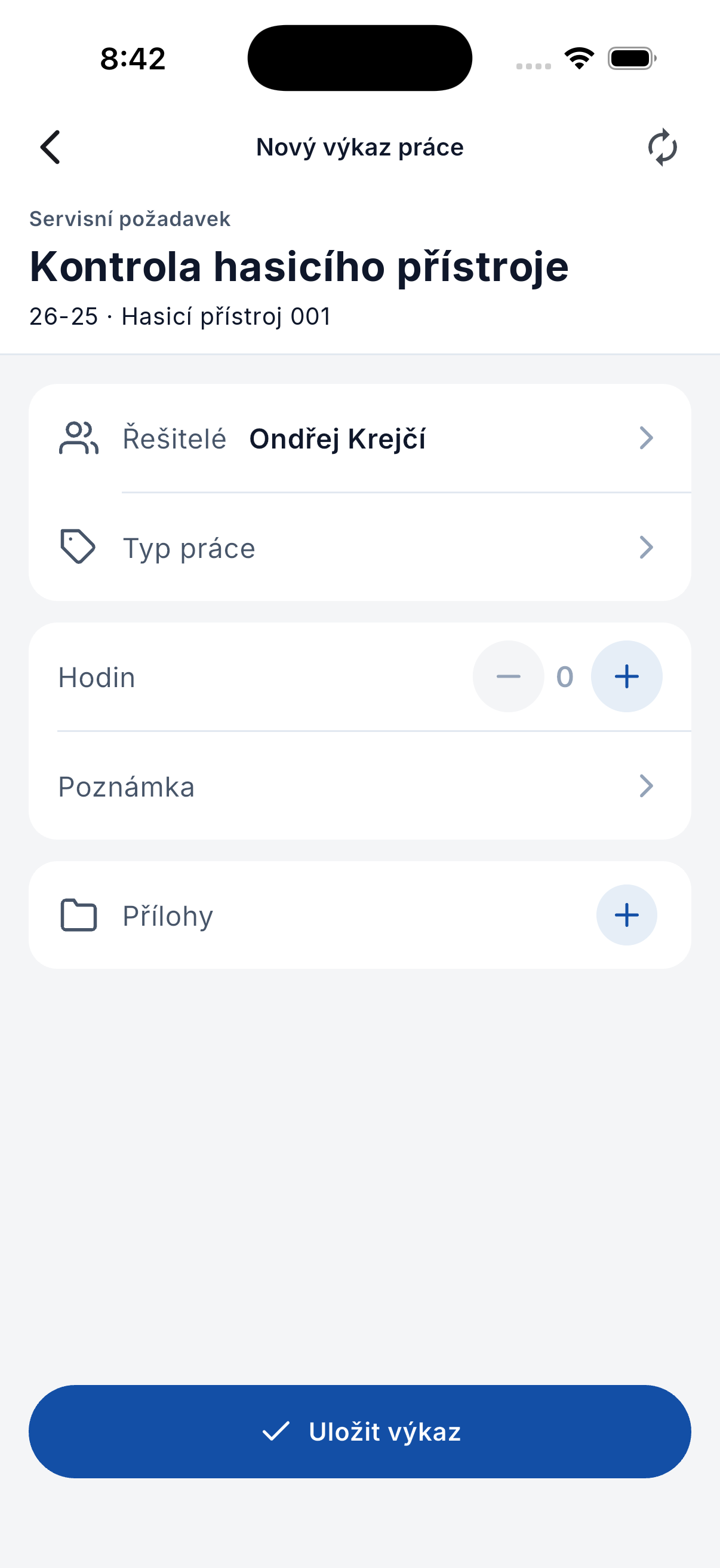 Nový výkaz práce k servisnímu požadavku: řešitel, typ práce, hodiny, poznámka a přílohy.